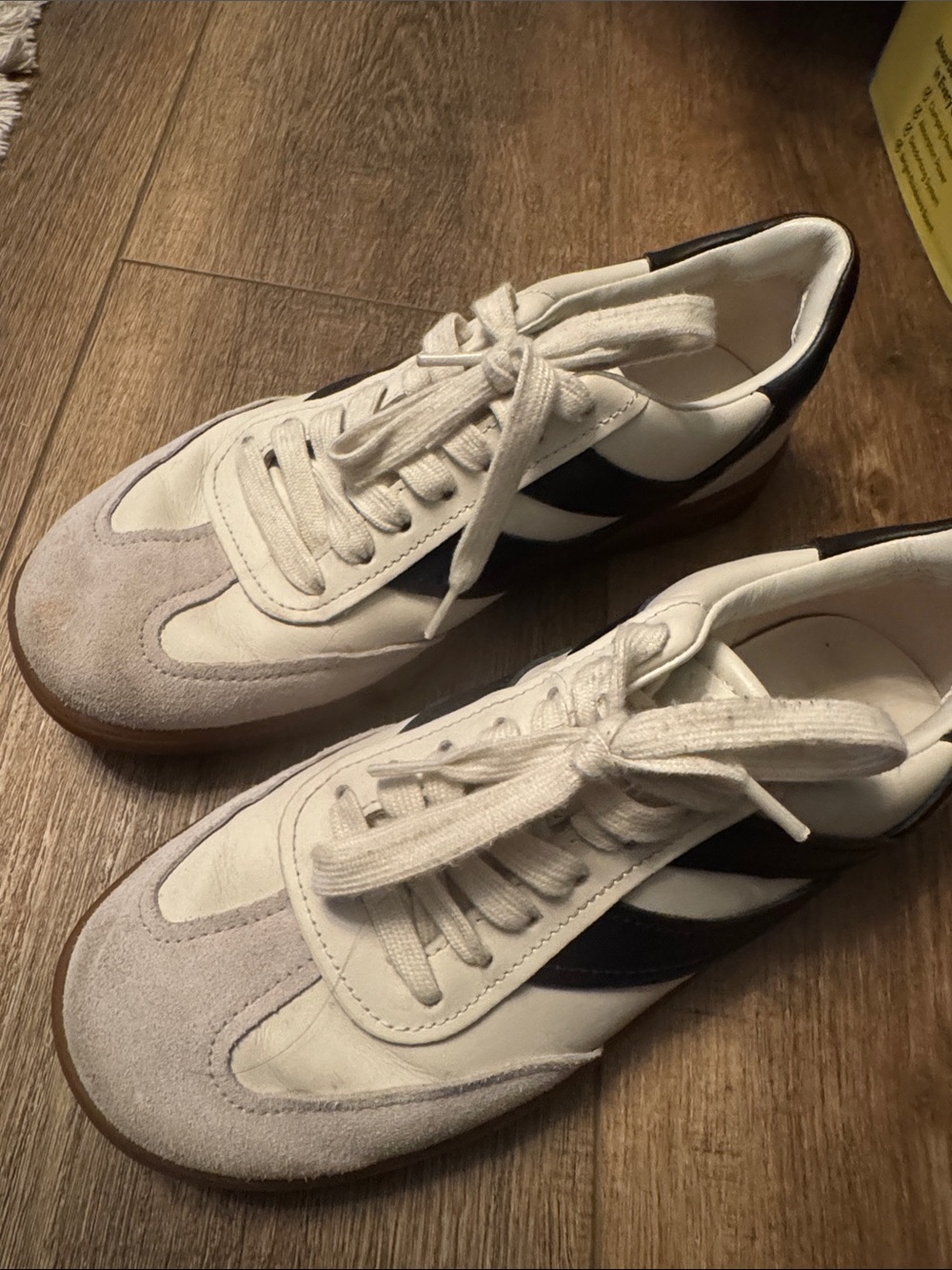Women’s Vince Oasis White and Black Leather Sneaker size 6.5